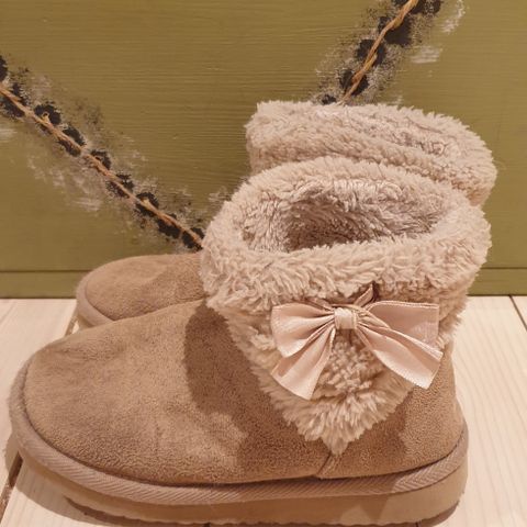 Strl 28-29 ugg stil tøfler eller støvler sko fra H&M innestøvler eller utesko