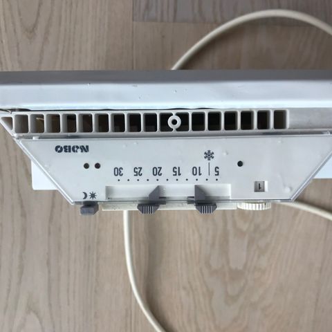 Pen NOBØ 1000W panelovn med termostat