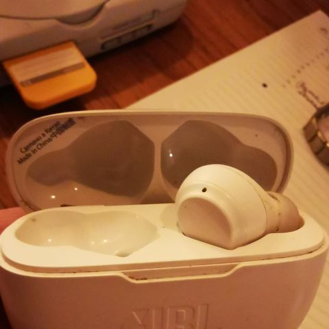 1 jbl earbud og lade etui