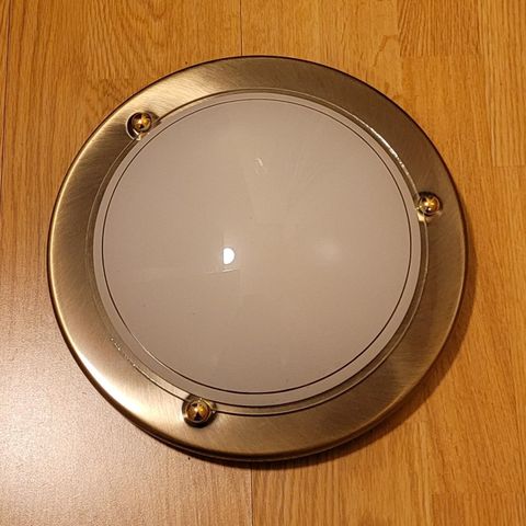 Takplafond. Diameter 31cm.