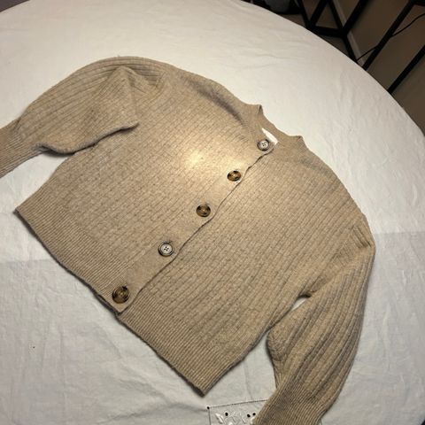 cardigan med store knapper