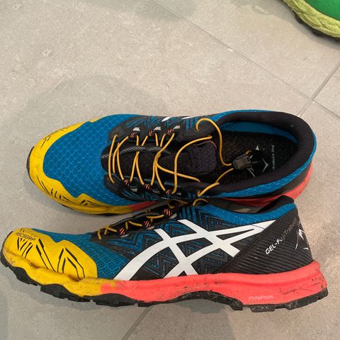 Asics Fujitrabuco Sky str 42