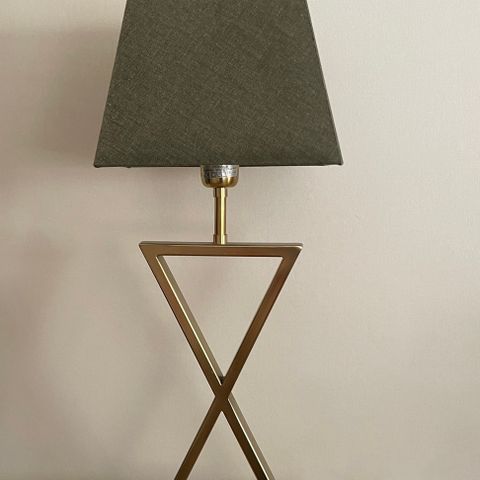 Lampe med skjerm