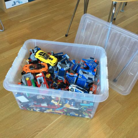 LEGO i stor plastboks med lokk