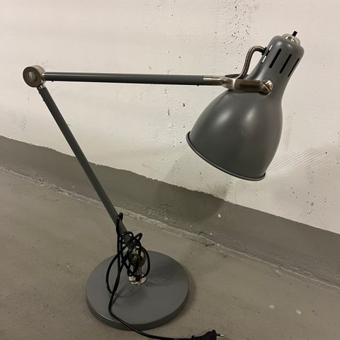 Pent brukt IKEA Aröd skrivebordslampe