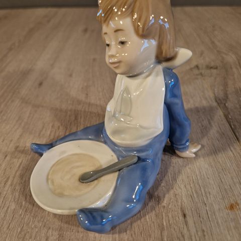 Lladro ,gutt med grøt