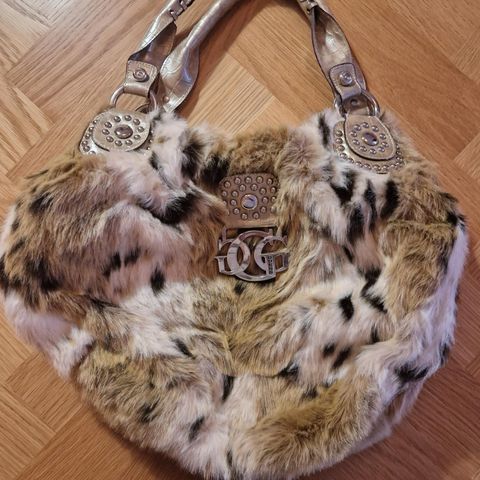 Guess faux fur veske vurderes solgt