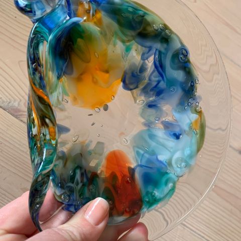 Kunstglass skål med brettet kant