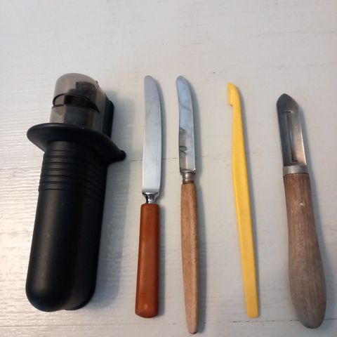 Knivsliper, eplekniver, grønnsaksskreller, appelsinåpner