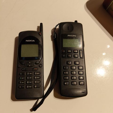 To gamle mobiler