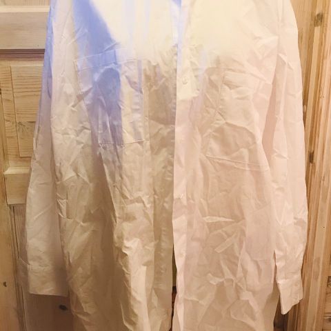 Hvit skjorte/ storskjorte med lommer. Str. XL - Oversize.