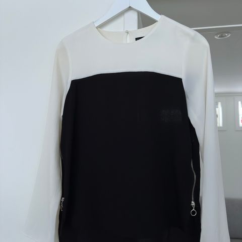 Sort/hvit bluse fra Zara str. s