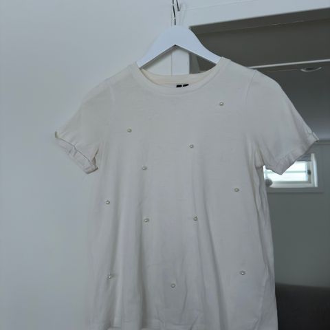 Hvit t-skjorte med perler fra Vero Moda str. xs