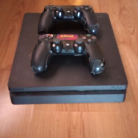 PlayStation 4 + 2 kontrollere + 8 spill