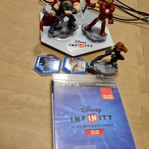 Infinity pakke til playstation 3 med 4 figurer og 2 brikker.