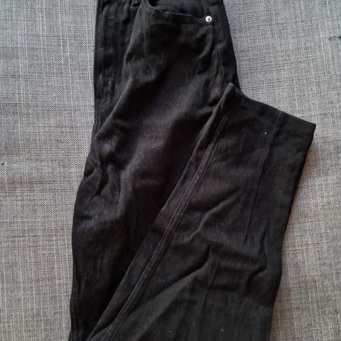 Svart jeans str 34