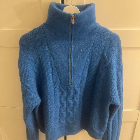 Blå strikket genser