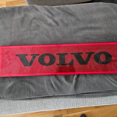 Ubrukt refleksplate til Volvo 240. 67x16cm KOM MED BUD