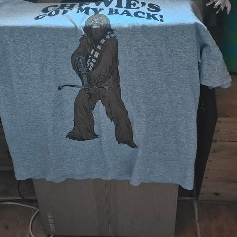 Selger en pent brukt Star Wars t- skjorte!