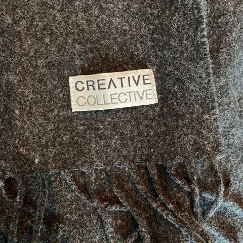 Sort/koksgrå ullskjerf med frynsekanter fra Høyer. Creative Collective