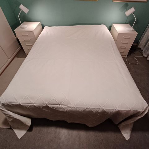 Stort sengeteppe mål 2,40 m x 2,70 m  bomull hvit
