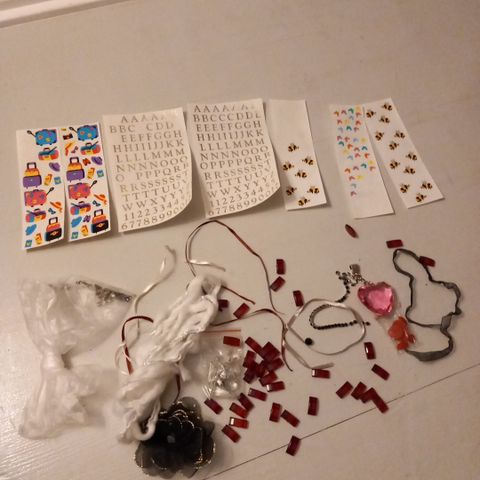 Diverse perler, klistremerker etc