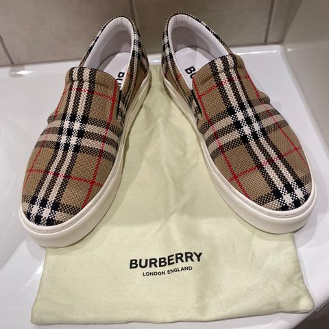 Lite brukt Burberry Slip On Sneakers i str. 43.  4300kr.