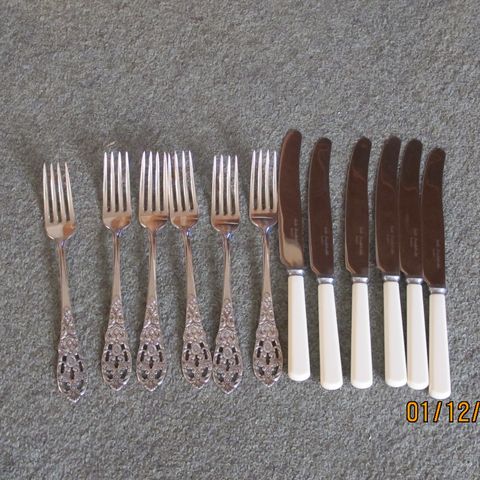 6 kniver + 6 gafler selges samlet