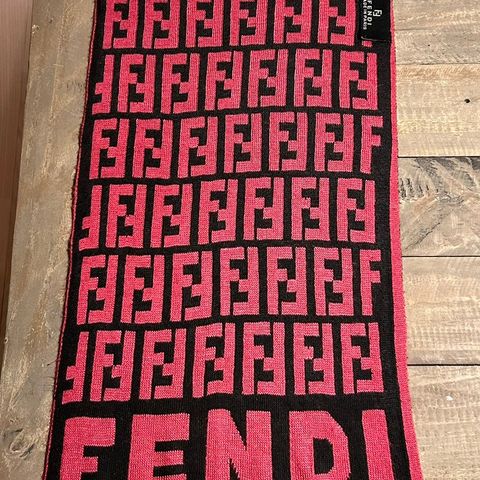 Fendi skjerf