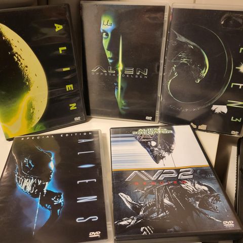 Alien 1-4, + 2 pre filmer, og i tillegg 3 spin off filmer.