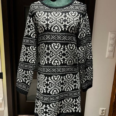 Lang strikket genser/kjole