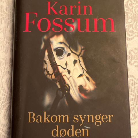 Karin Fossum - Bakom synger døden