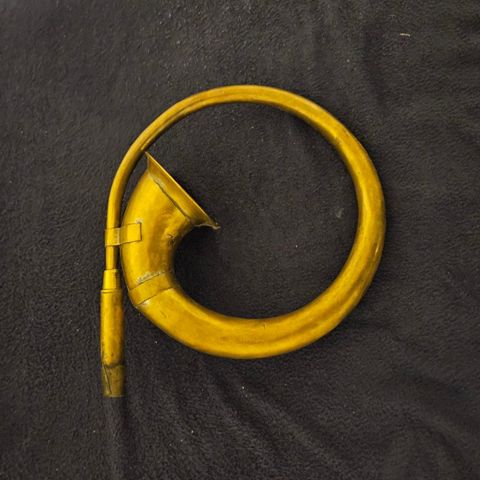gammelt horn laget av mesing