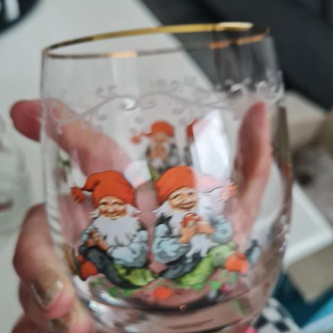 To forskjellige glass fra gammeldags jul selges.