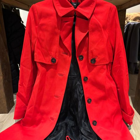 Nydelig rød trenchcoat fra H&M
