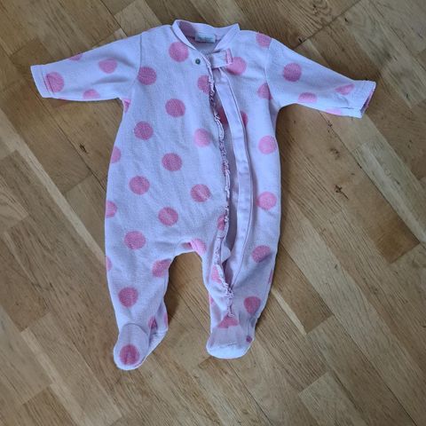 To heldresser og en jakke til baby 0-3 mnder