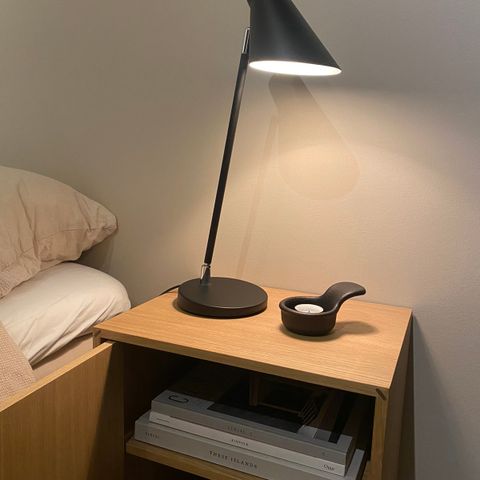 Pent brukt bordlampe selges