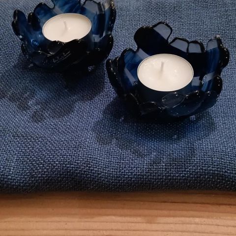 Te lysestaker håndlaget i blå glass, 2 stk.