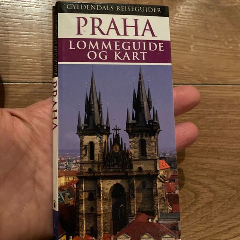 PRAHA. Lommeguide og kart.