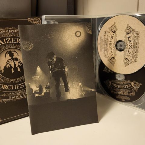 Kaizers Orchestra live i Oslo Spektrum, 9. april 2011 (DVD+CD)