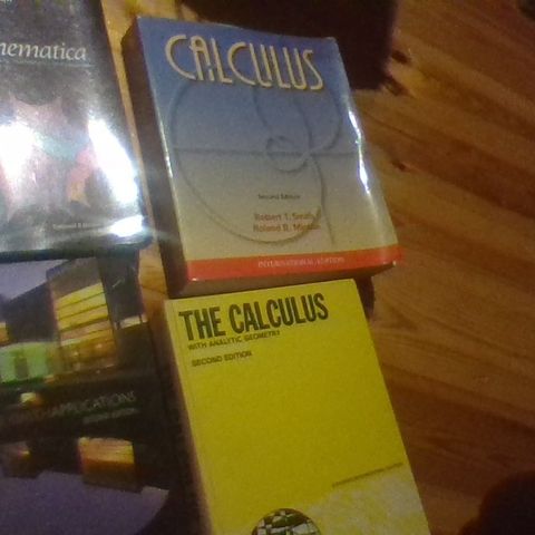 Fagbøker i matematik selges(Calculus etc). Stort sett ubrukt.