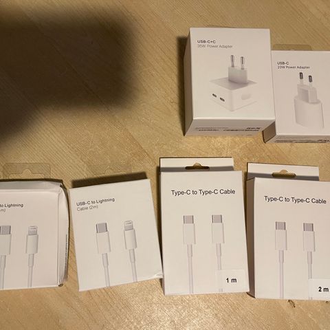 Enkel og dobbel USB-C adapter, USB-C lade kabel og Lightning lade kabel