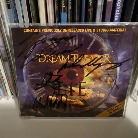 Signerte Dream Theater CD-singler selges