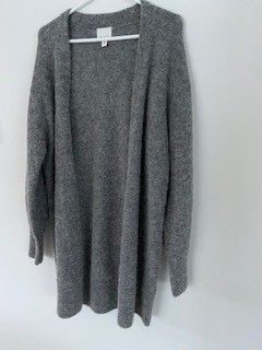Lang strikket jakke i alpakkaull blanding / str M-L / mellomgrå