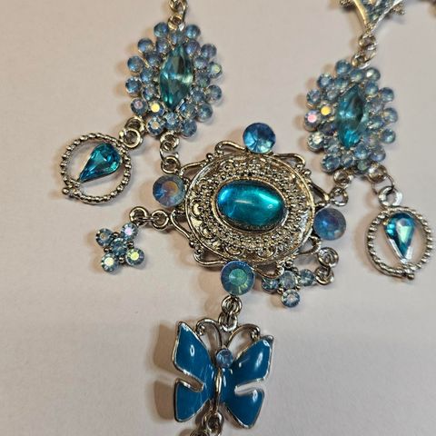 Nydelig ny smykke med blå steiner / emalje
