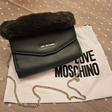 Love Moschino Crossbody Veske selges.