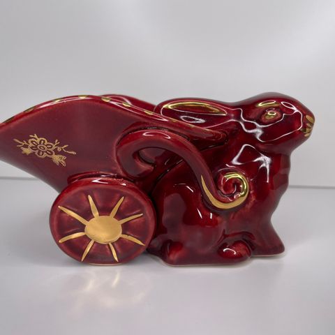 Retro kanin figur med kurv rød og gull detaljer (15 cm x 7.5 cm)