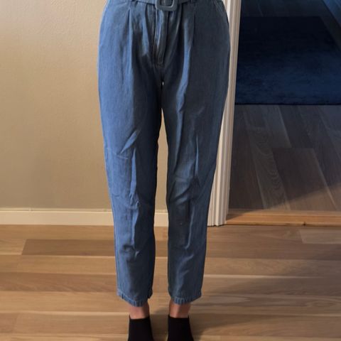 Høylivsbukse med belte i denim fra Zara str. xs