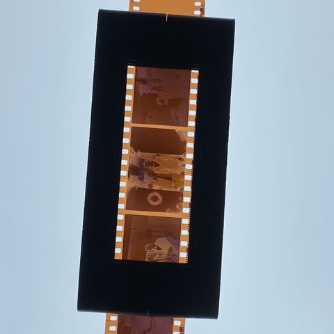 Film holder for scanning av analog film