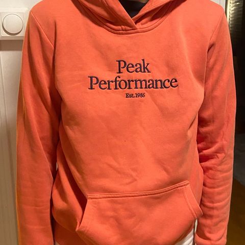 Peak performance genser med hette str 12/14 år. Kr 150,-